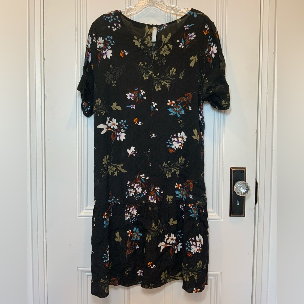 Black Floral Short Sleeve Shift Dress - Picture 2 of 4